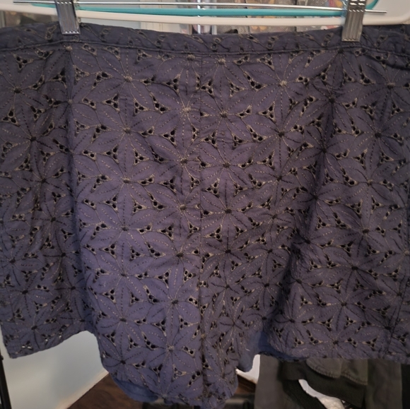Eyelet shorts - Picture 2 of 2
